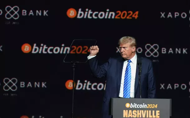 O então-candidato presidencial Donald Trump gesticula no evento Bitcoin 2024 em Nashville, Tennessee, EUA, 27 de julho de 2024