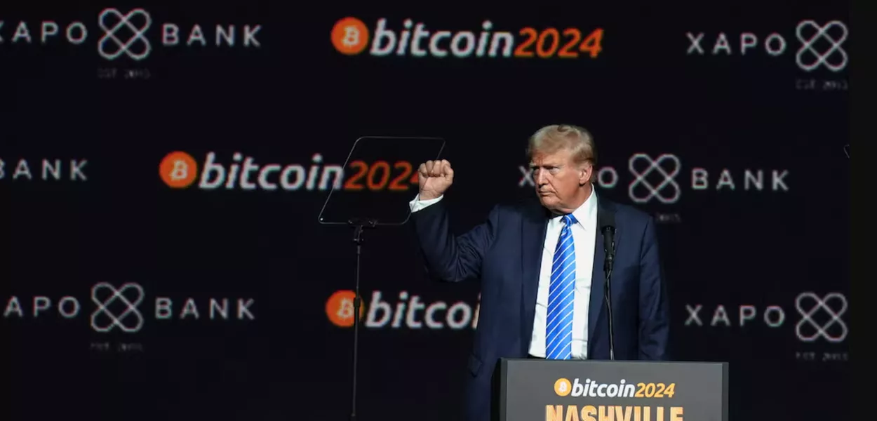 O então-candidato presidencial Donald Trump gesticula no evento Bitcoin 2024 em Nashville, Tennessee, EUA, 27 de julho de 2024