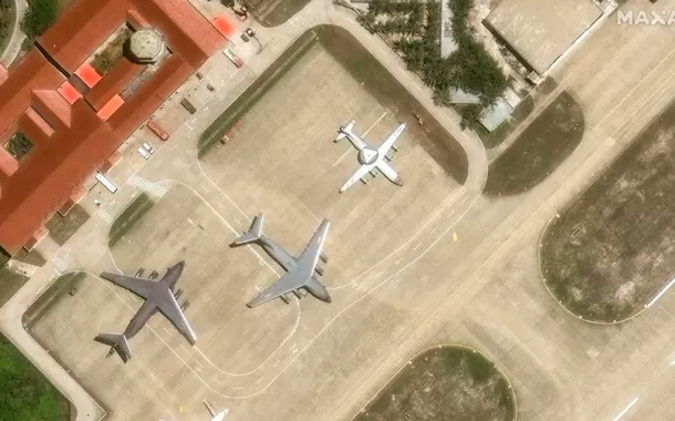 Um avião de alerta antecipado KJ-500, juntamente com uma aeronave de transporte Y-20, estão estacionados na pista de um campo de aviação na Ilha Woody, no disputado arquipélago de Paracel, conhecido na China como Ilhas Xisha, no Mar da China Meridional, em 19 de maio de 2025