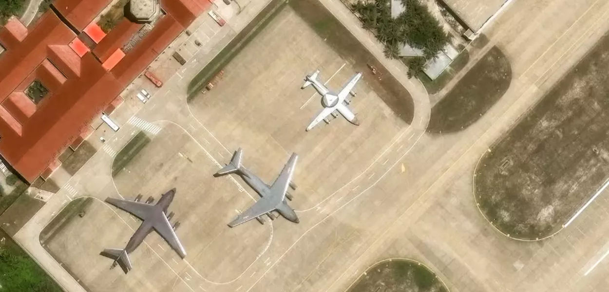 Um avião de alerta antecipado KJ-500, juntamente com uma aeronave de transporte Y-20, estão estacionados na pista de um campo de aviação na Ilha Woody, no disputado arquipélago de Paracel, conhecido na China como Ilhas Xisha, no Mar da China Meridional, em 19 de maio de 2025