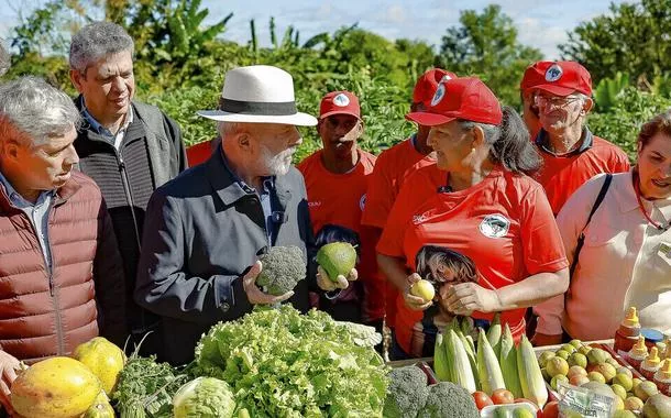 'Temos que ter coragem de debater com aqueles que chamam vocês de invasores', diz Lula ao MST