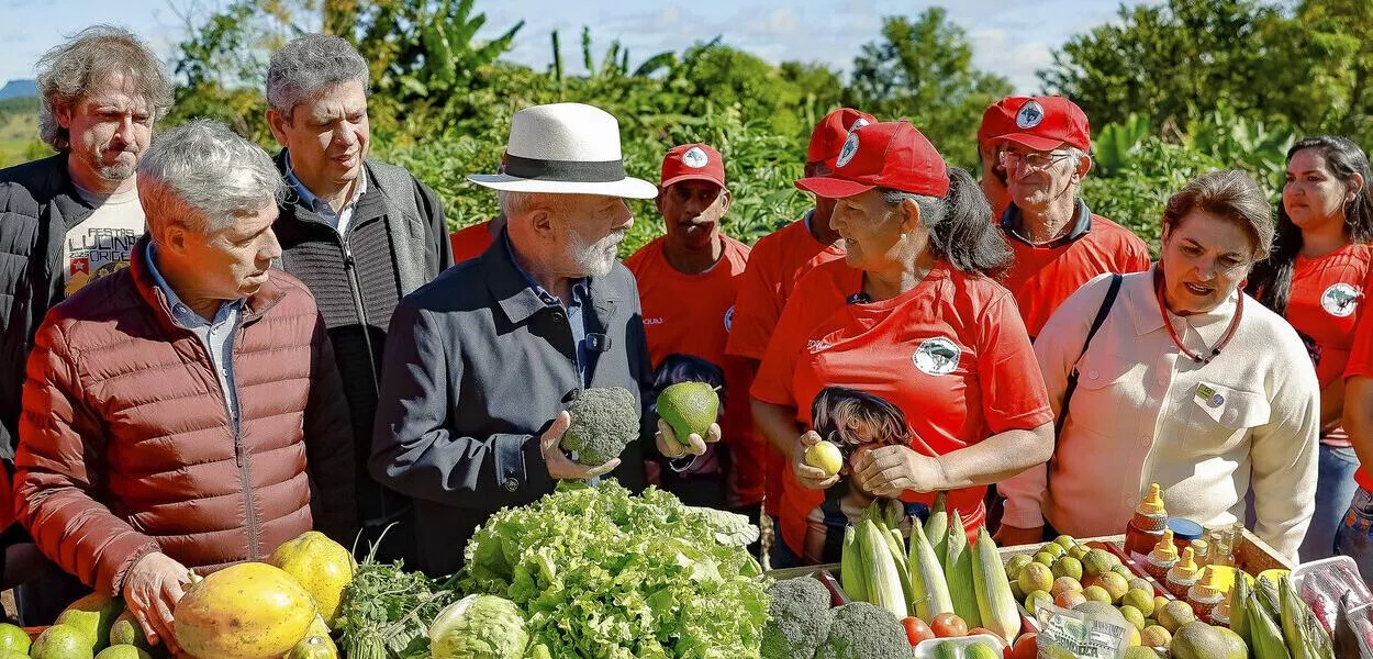 Lula e integrantes do MST