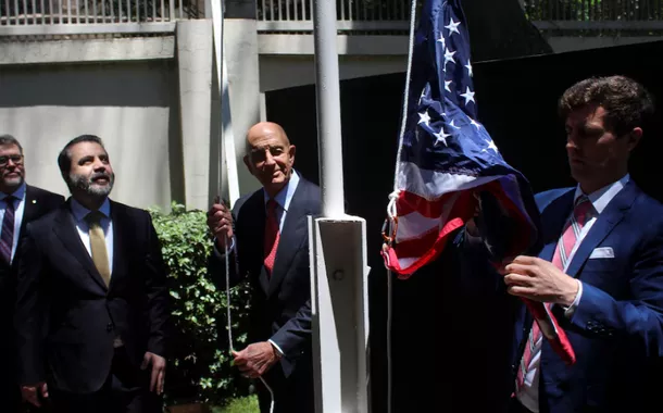 Autoridades sírias hasteiam bandeira dos EUA, enquanto enviado americano afirma que paz com Israel é “possível”