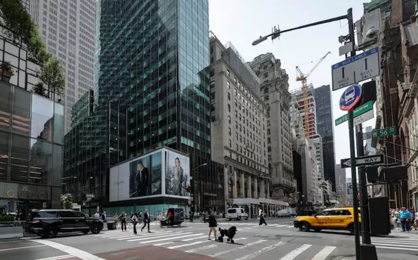 Pedestres passam por um espaço comercial na Quinta Avenida, 715-717, em Nova York, EUA, em 27 de maio de 2025