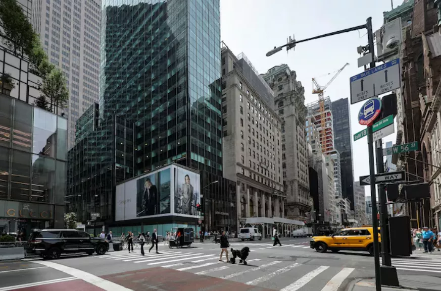 Pedestres passam por um espaço comercial na Quinta Avenida, 715-717, em Nova York, EUA, em 27 de maio de 2025