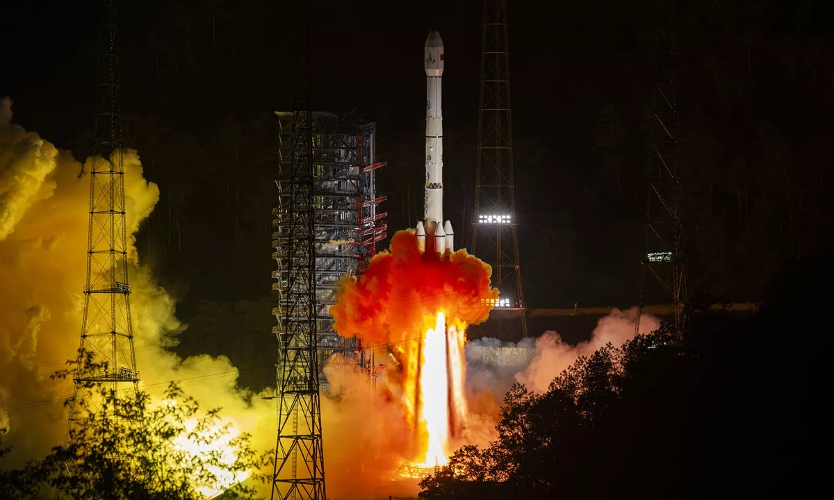 A sonda chinesa Tianwen-2, a bordo de um foguete transportador Longa Marcha-3B, decola do Centro de Lançamento de Satélites de Xichang, na província de Sichuan, sudoeste da China, em 29 de maio de 2025