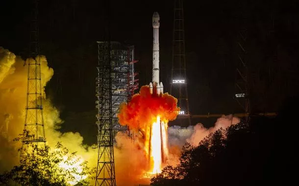 China lança Tianwen-2 e inicia missão inédita de coleta de amostras de asteroide e estudo de cometa