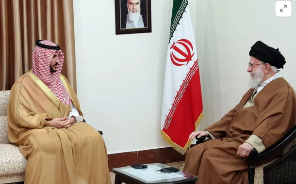 Khalid bin Salman, ministro da Defesa da Arábia Saudita, e o Aiatolá Khamenei, Líder Supremo do Irã 