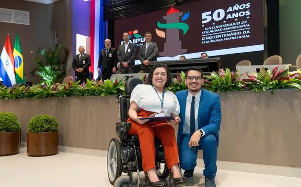 Cristiana Gianluppi da Silva, que trabalha na Segurança Empresarial da Itaipu, com o diretor administrativo, Iggor Gomes Rocha. 