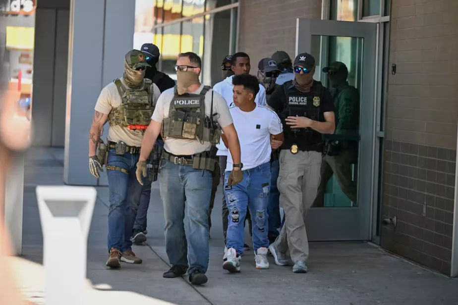 Policiais, incluindo agentes do HSI e do ICE, prendem pessoas em um tribunal de imigração em Phoenix, Arizona, EUA, em 21 de maio de 2025