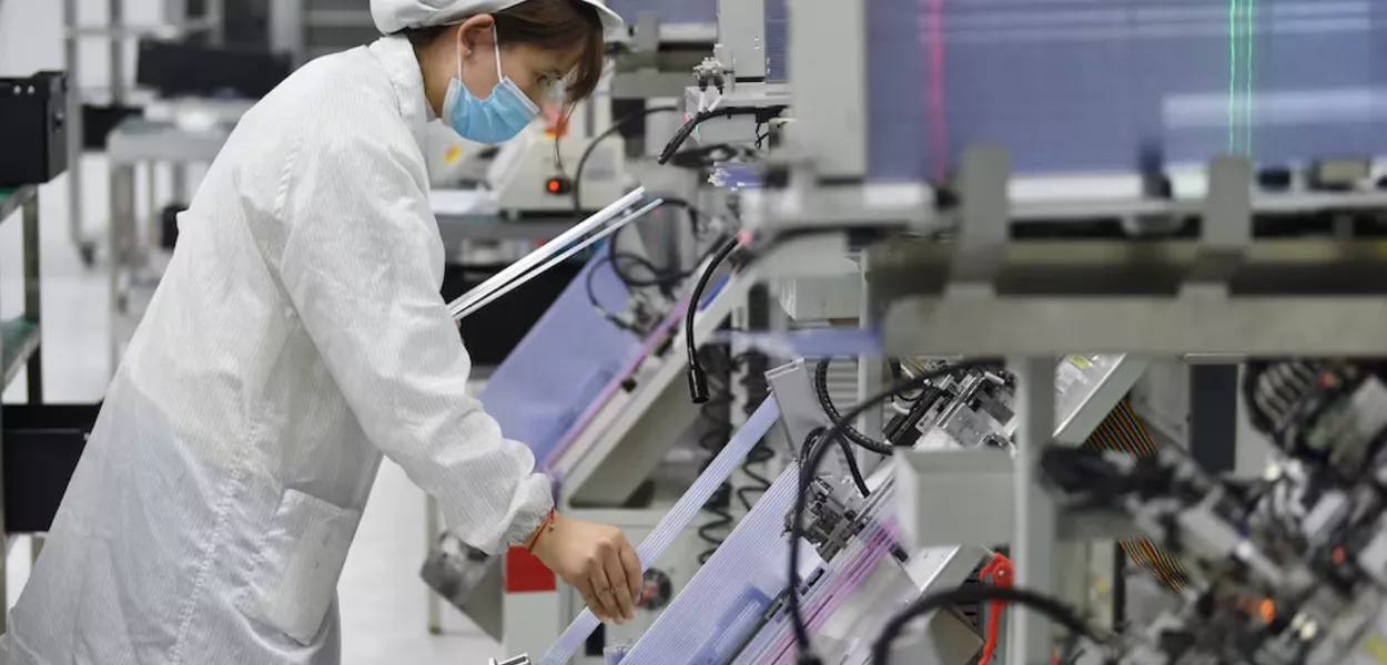 Funcionária trabalha na linha de produção de uma empresa de chips semicondutores em Suqian, província de Jiangsu, China, 28 de fevereiro de 2023