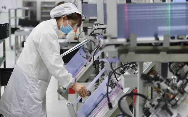 Funcionária trabalha na linha de produção de uma empresa de chips semicondutores em Suqian, província de Jiangsu, China, 28 de fevereiro de 2023