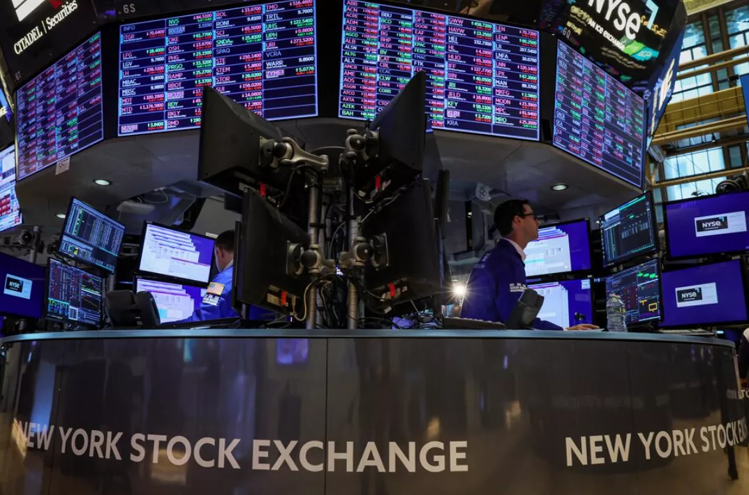 Operadores trabalham no pregão da Bolsa de Valores de Nova York (NYSE), na cidade de Nova York, EUA, em 12 de maio de 2022.
