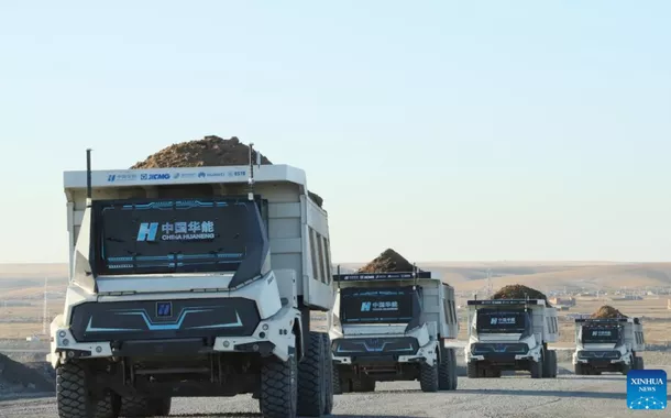 Caminhões elétricos autônomos de mineração são vistos sendo implantados na mina a céu aberto de Yimin, operada pela China Huaneng Group Co., Ltd., em Hulun Buir, na Região Autônoma da Mongólia Interior, no norte da China, em 15 de maio de 2025