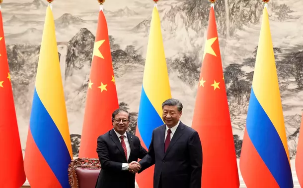 O presidente chinês Xi Jinping aperta a mão do presidente colombiano Gustavo Petro durante uma cerimônia de assinatura realizada no Grande Salão do Povo em Pequim, China, em 25 de outubro de 2023