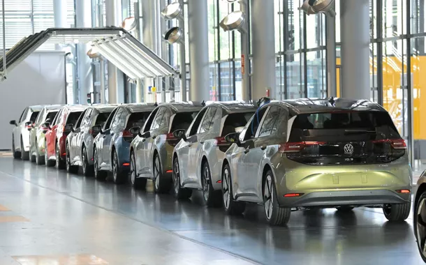 Carros Volkswagen ID.3 em fila para a inspeção final, durante uma turnê de imprensa, em Dresden, Alemanha, 14 de maio de 2025