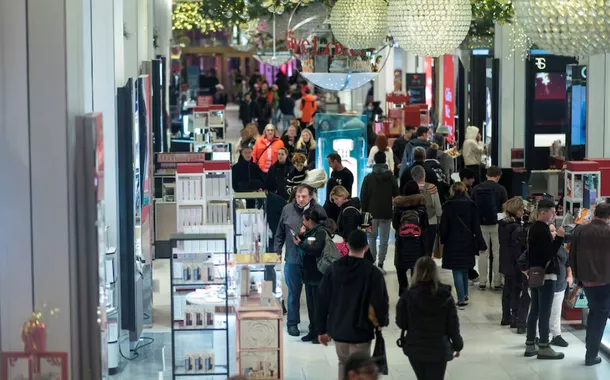Alta na poupança e incertezas tarifárias freiam consumo nos EUA, e Fed adia corte de juros