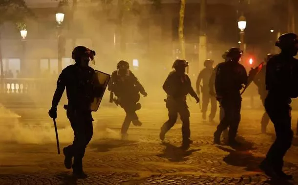Policiais e torcedores do PSG em Paris