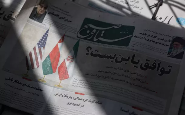 Um jornal iraniano com uma foto de capa das bandeiras do Irã, Omã e EUA, é visto em Teerã, Irã, em 11 de maio de 2025