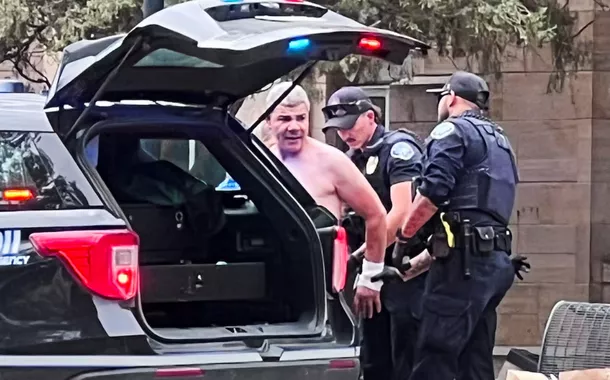 Policiais detêm um suspeito após um ataque que feriu várias pessoas em Boulder, Colorado, EUA, em 1º de junho de 2025, nesta foto obtida nas redes sociais