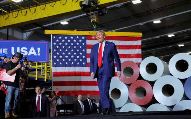 Candidato presidencial republicano e ex-presidente dos EUA, Donald Trump, faz uma parada de campanha na fábrica FALK Production em Walker, Michigan, EUA, em 27 de setembro de 2024