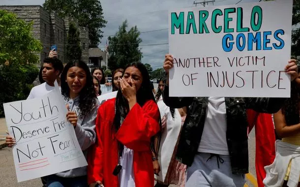 Colegas de classe de Marcelo Gomes da Silva juntam-se a membros da comunidade em manifestação de apoio ao estudante 
01/06/2025
