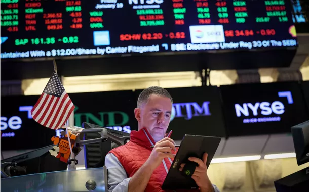 Um operador trabalha no pregão da Bolsa de Valores de Nova York (NYSE), na cidade de Nova York, EUA, em 19 de janeiro de 2024