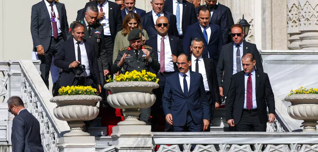 Chefe do Estado-Maior turco, Metin Gurak, e o chefe da inteligência turca, Ibrahim Kalin, caminham após uma reunião no Palácio Ciragan, no dia da segunda rodada de negociações de paz entre a Rússia e a Ucrânia, em Istambul, Turquia, 2 de junho de 2025
