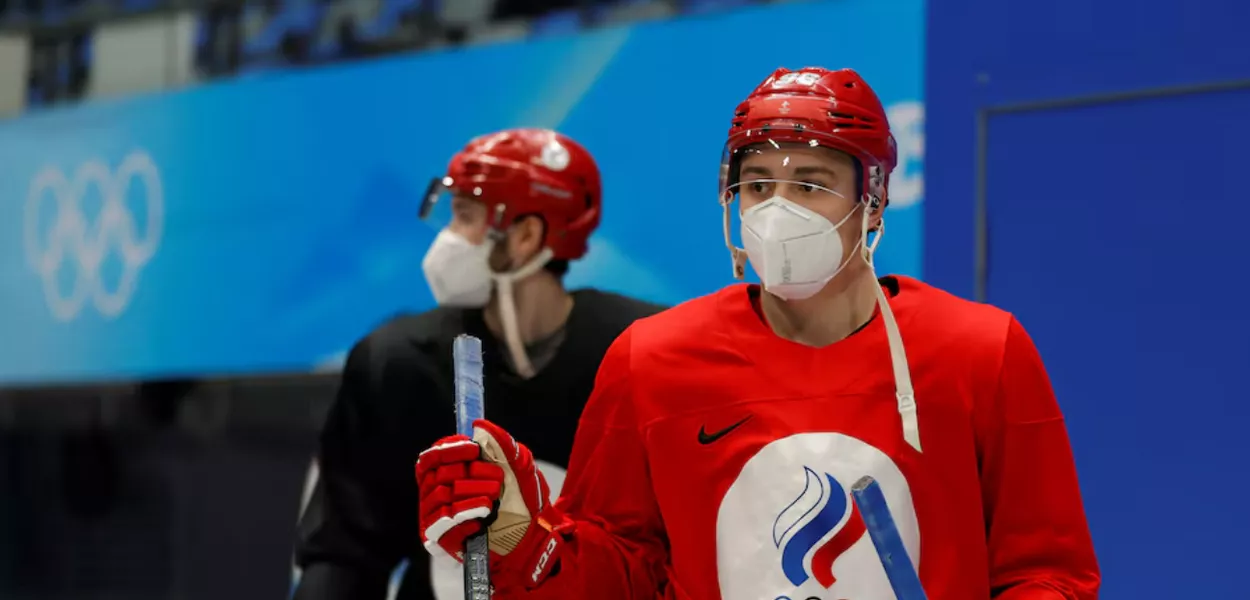 Olimpíadas de Pequim 2022 - Hóquei no Gelo - Treinamento Masculino do Comitê Olímpico Russo - Estádio Nacional Coberto, Pequim, China - 6 de fevereiro de 2022. Atletas russos usando máscaras de proteção chegam para o treinamento