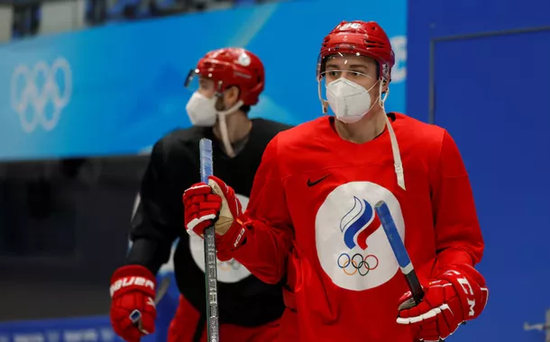 Olimpíadas de Pequim 2022 - Hóquei no Gelo - Treinamento Masculino do Comitê Olímpico Russo - Estádio Nacional Coberto, Pequim, China - 6 de fevereiro de 2022. Atletas russos usando máscaras de proteção chegam para o treinamento