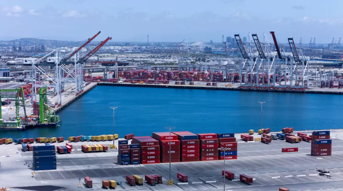 Guindastes no Porto de Los Angeles estão vazios de navios de carga, como mostrado por um drone em San Pedro, Califórnia, EUA, em 13 de maio de 2025