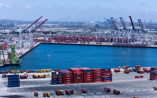 Guindastes no Porto de Los Angeles estão vazios de navios de carga, como mostrado por um drone em San Pedro, Califórnia, EUA, em 13 de maio de 2025
