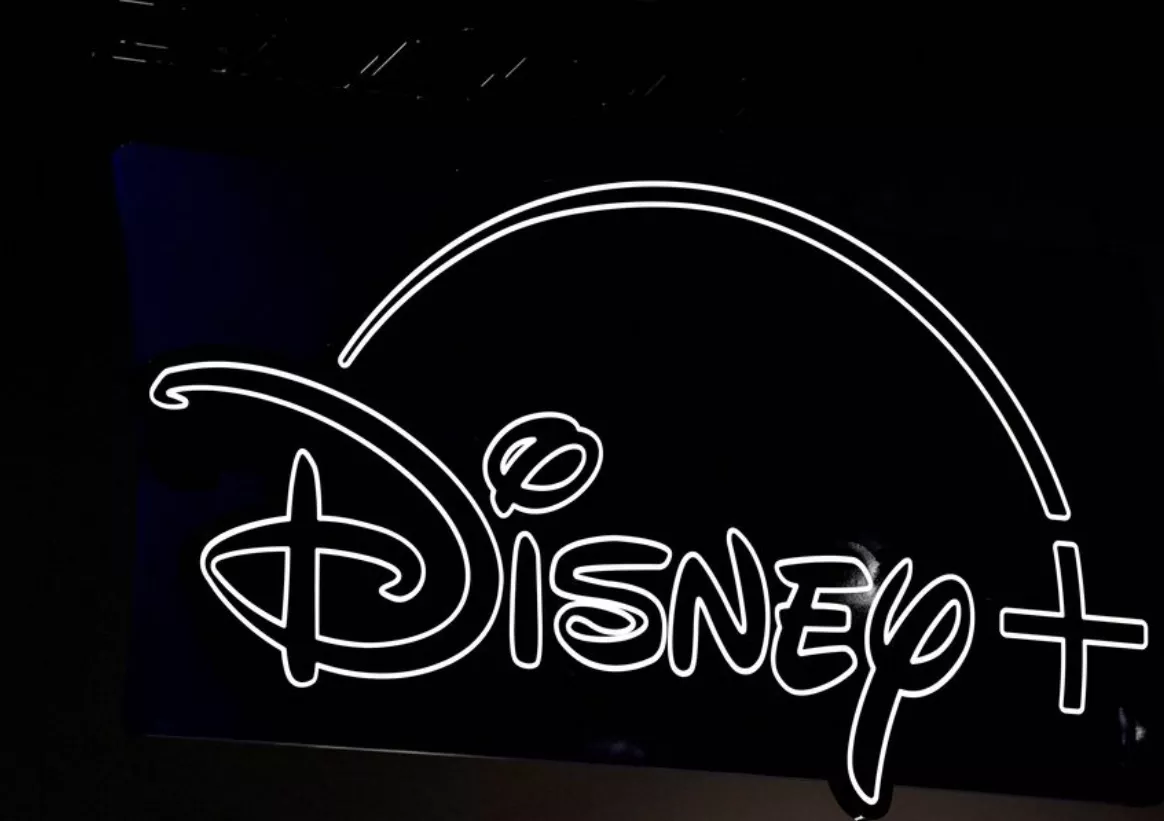 Sinalização da Disney+ é vista acima do salão de convenções da Comic-Con International em San Diego, Califórnia, EUA, em 21 de julho de 2022