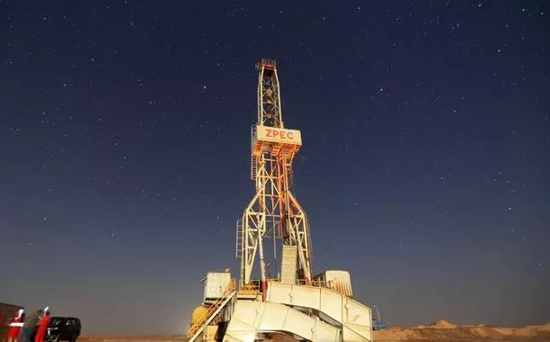 Esta foto tirada em 3 de maio de 2025 mostra uma plataforma de perfuração de poços à noite no local do Projeto de Poço de Água de Owainat, no deserto da província de New Valley, Egito.