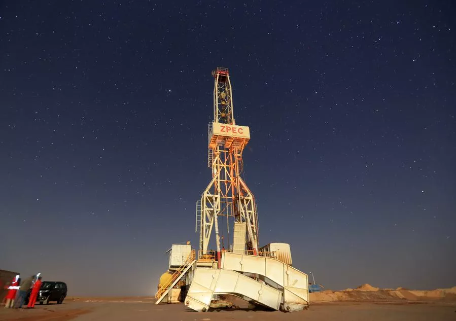Esta foto tirada em 3 de maio de 2025 mostra uma plataforma de perfuração de poços à noite no local do Projeto de Poço de Água de Owainat, no deserto da província de New Valley, Egito.