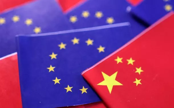 Bandeiras da União Europeia e da China
