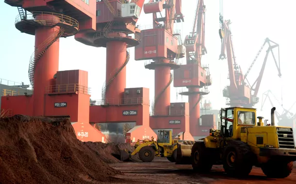 Arquivo. Trabalhadores transportam solo contendo elementos de terras raras para exportação em um porto em Lianyungang, província de Jiangsu, China, 31 de outubro de 2010