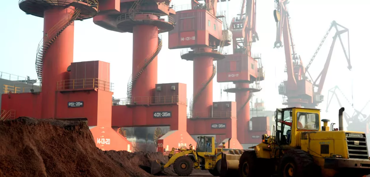 Arquivo. Trabalhadores transportam solo contendo elementos de terras raras para exportação em um porto em Lianyungang, província de Jiangsu, China, 31 de outubro de 2010