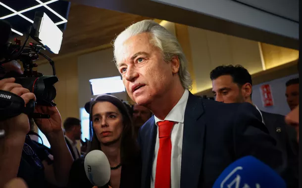 O líder holandês de extrema-direita Geert Wilders fala com a mídia após sua decisão de deixar a coalizão governante, em Haia, Holanda, 3 de junho de 2025