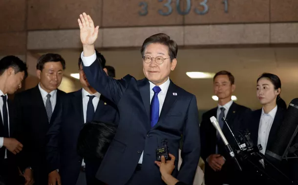 O presidente eleito da Coreia do Sul, Lee Jae-myung, acena ao sair para encontrar seus apoiadores, em Incheon, Coreia do Sul, em 3 de junho de 2025