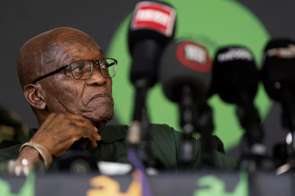 O ex-presidente sul-africano Jacob Zuma observa durante uma coletiva de imprensa onde fala sobre seu futuro político em Orlando East, Soweto, em Joanesburgo, África do Sul, em 16 de dezembro de 2023
