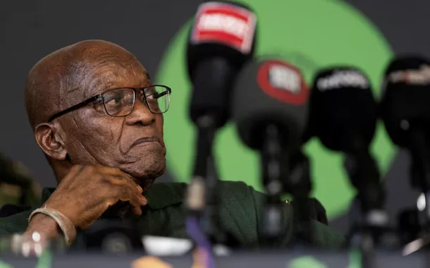 O ex-presidente sul-africano Jacob Zuma observa durante uma coletiva de imprensa onde fala sobre seu futuro político em Orlando East, Soweto, em Joanesburgo, África do Sul, em 16 de dezembro de 2023