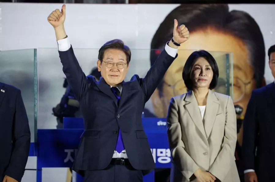 Presidente-eleito Lee Jae-myung ao lado de sua esposa Kim Hye-kyung em Seul, Coreia do Sul, 4 de junho de 2025