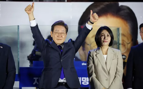 Presidente-eleito Lee Jae-myung ao lado de sua esposa Kim Hye-kyung em Seul, Coreia do Sul, 4 de junho de 2025