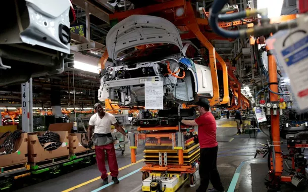 Arquivo. Trabalhadores da montagem da General Motors conectam uma bateria sob um veículo Chevrolet Bolt EV 2018 parcialmente montado na linha de montagem da Orion Assembly em Lake Orion, Michigan, EUA, 19 de março de 2018.