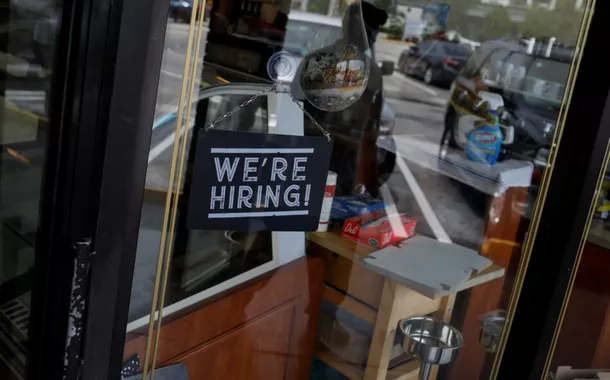 Uma placa com os dizeres "Estamos Contratando" anunciando vagas de emprego é vista na entrada de um restaurante em Miami, Flórida, EUA, em 18 de maio de 2020