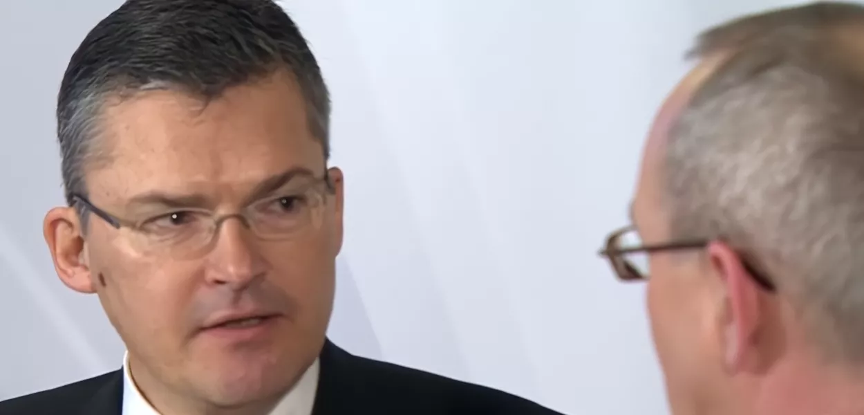 Deputado alemão Roderich Kiesewetter em entrevista