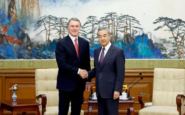 Ministro das Relações Exteriores da China, Wang Yi, encontrou-se com o embaixador dos EUA na China em Pequim em 3 de junho de 2025