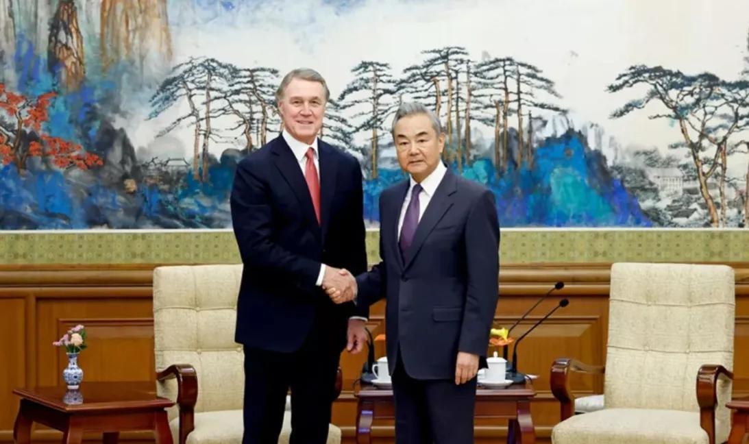 Ministro das Relações Exteriores da China, Wang Yi, encontrou-se com o embaixador dos EUA na China em Pequim em 3 de junho de 2025