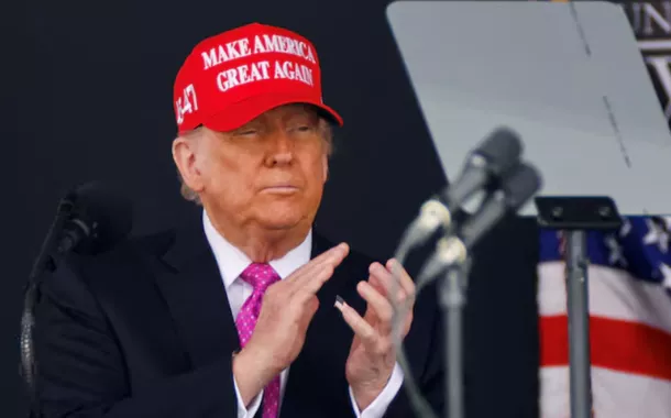 O presidente dos EUA, Donald Trump, usa um boné com a inscrição "Make America Great Again" (MAGA) durante a cerimônia de formatura na Academia Militar de West Point, em West Point, Nova York, EUA, em 24 de maio de 2025